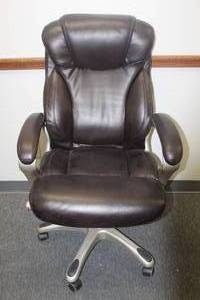 lot 272 image: BROWN LEATHER HIGH-BACK ADJUSTABLE HEIGHT EXECUTIVE OFFICE CHAIR&nbsp