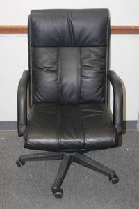 lot 273 image: BLACK&nbsp LEATHER HIGH-BACK ADJUSTABLE HEIGHT EXECUTIVE OFFICE CHAIR&nbsp