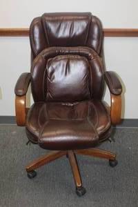lot 275 image: BROWN LEATHER WOOD ARM REST&amp BASE HIGH-BACK ADJUSTABLE HEIGHT EXECUTIVE OFFICE CHAIR&nbsp