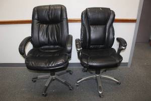 lot 280 image: BLACK&nbsp LEATHER HIGH-BACK ADJUSTABLE HEIGHT EXECUTIVE OFFICE CHAIR&nbsp