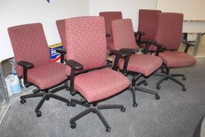 lot 282 image: TOTAL OF 7 HON BURGUNDY FABRIC UPHOLSTERED ADJUSTABLE HEIGHTARMREST OFFICE CHAIRS&nbsp