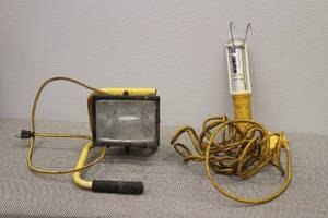 lot 316 image: TOTAL OF 2 PORTABLE WORK LIGHTS , THE DESIGNER EDGE SAF T LITE STUBBY II&nbsp