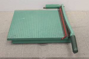 lot 415 image: PREMIEW POTO MATERIALS CO. PAPER CUTTER