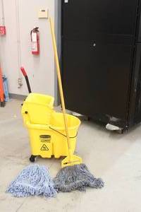 lot 435 image: RUBBERMAID COMMERCIAL MOP BUCKETWRINGER&nbsp AND MOP WITH EXTRA MOP HEAD