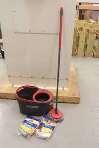 lot 436 image: O-CEDAR EASY WRING MOP BUCKET MOP AND 2 EXTRA MOP HEADS