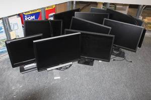lot 458 image: LOT OF 11 PC MONITORS SEE PICS