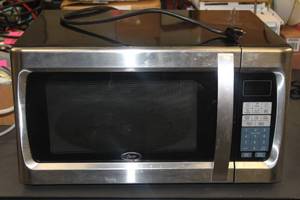 lot 464 image: OSTER 1100 WATT MICROWAVE OGZF1301