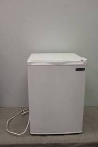 lot 472 image: MAGIC CHEF REFRIGERATOR HMBR265WE1