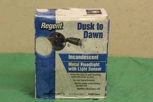 lot 10 image: REGENT BRONZE&nbsp DUSK TO DAWN METAL FLOODLIGHT WITH LIGHT SENSOR , MT250PC