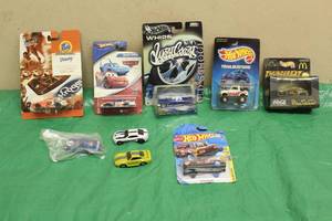lot 33 image: LOT OF HOT WHEELS CARS