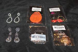 lot 113 image: LOT OF 6 PAPARAZZI FASHION DANGLE EARRINGS SEE PICS