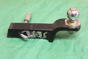 lot 68 image: REECE TRAILER HITCH RECIEVER WITH 2 BALL HITCH (NO KEY FOR HITCH LOCK)