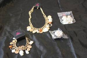 lot 118 image: PAPARAZZI FIERCELY 5TH AVE 4PC FASHION SET NECKLACEBRACELETEARRINGSRING