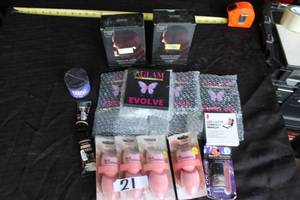 lot 186 image: HAIR AND MAKE UP LOT SEE PICS