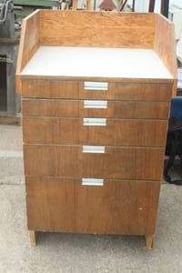 lot 24 image: 5 DRAWER WOODEN PODIUM