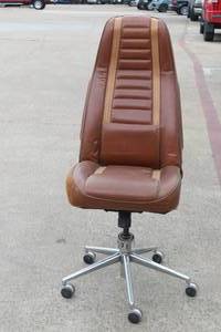 lot 28 image: VINTAGE LEATHER ADJUSTABLE HEIGHT EXECUTIVE OFFICE CHAIR