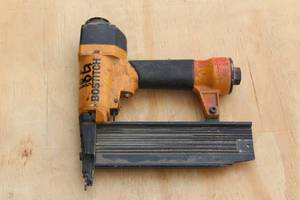 lot 39 image: BOSTITCH 18G PNEUMATIC BRAD NAILER