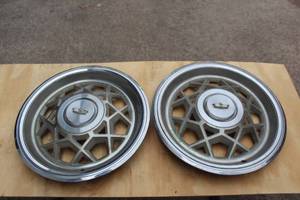 lot 43 image: 2 VINTAGE 1980-1981 CHEVY CAPRICE IMPALA HUB CAPS F.P.E-2 14012637