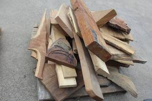 lot 57 image: PALLET OF CEDAR AND OAK WOOD