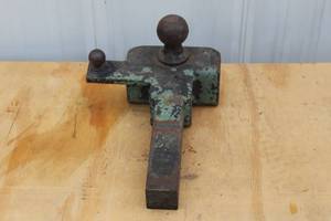 lot 71 image: HEAVY DUTY TRAILER HITCH BALL MOUNT