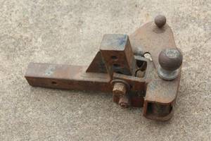lot 72 image: HEAVY DUTY TRAILER HITCH BALL MOUNT
