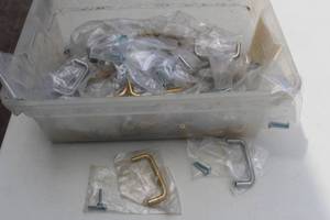 lot 93 image: GENEROUS AMOUNT OF BRASSSTAINLESS STEEL DRAWER HANDLESPULLS