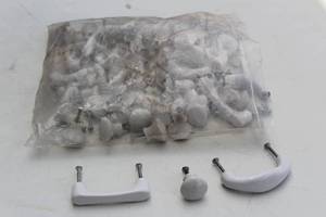 lot 94 image: GENEROUS AMOUNT OF PORCELAIN DRAWER PULLS