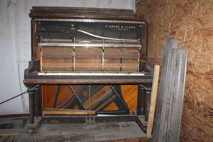 lot 103 image: VINTAGE STORYCLARK CHICAGO PIANO