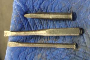 lot 123 image: LOT OF 3 CHISSELS&nbsp