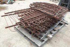 lot 147 image: PALLET OF VINTAGE WROUGHT IRON FENCE PANELS