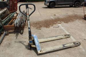 lot 152 image: HYDRAULIC PALLET JACK