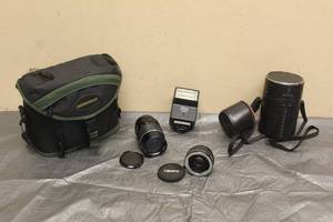 lot 11 image: TEMP 2X TELE CONVERTER SEARS&nbsp No. 847929&nbsp  VIVITAR AUTO THYRISTOR 2600.D WITH LENSE &amp LEATHER&nbsp QUANTARY CAMERA CASE&nbsp