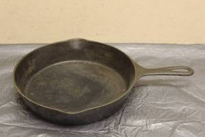 lot 20 image: WAGNER WARE SIDNEY -O-CAST IRON SKILLET , 1058M, 10 DIAM&nbsp