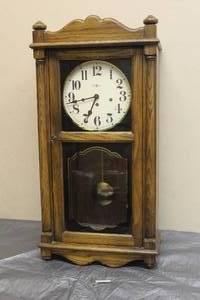lot 38 image: VINTAGE HOWARD MILLER CLOCK COMPANY WEST MINSTER CHIME KEY WIND BRASS FINISH PENDULUM MOVEMENT WALL CLOCK 612-539 , 29H X 14.5