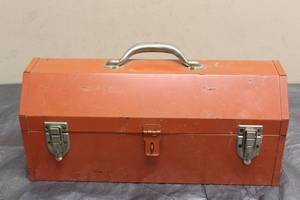 lot 60 image: RED METAL TOOL BOX WITH LIFT OUT CARRY TRAY WITH CONTENTS , 19 L X 9 H