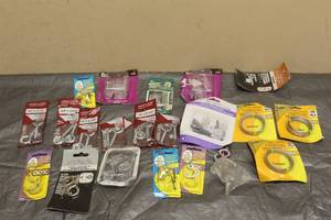 lot 72 image: LOT OF HOOKS &amp WALL DECOR HANGING HARDWARE&nbsp