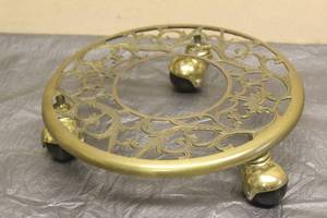 lot 87 image: VINTAGE BRASS ROLLING PLANT STAND 11 DIAM&nbsp