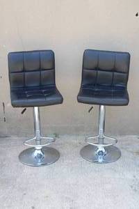 lot 107 image: TOTAL OF 2 LEATHER SEAT 360- DEGREE SWIVEL BAR STOOLS&nbsp