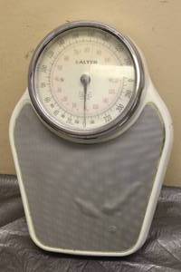 lot 130 image: VINTAGE SALTER SCALE&nbsp