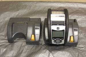 lot 131 image: ZEBRA QLN220&nbsp HC&nbsp HEALTHCARE&nbsp 203DPI DIRECT THERMAL MOBILE LABEL PRINTER WITH EXTRA CHARGING CRADLE ( POWER ON ) NEED POWER CORD ( POWERCORD USED TO TEST EQUIPMENT ONLY SEE PICS&nbsp