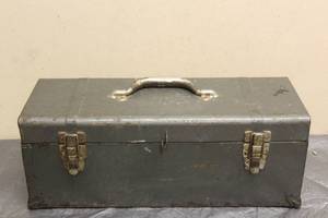 lot 136 image: VINTAGE METAL TACKLE BOX , 7 H X 19&nbsp