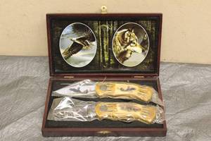 lot 147 image: WILD OUTDOORS 2-PIECE AMERICAN EAGLE &amp ALPHA WOLF COLLECTIBLE FOLDING POCKET KNIVES IN WOOD CASE&nbsp