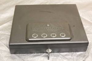 lot 154 image: BULL DOG VAULTS GUN CASE WITH KEY&nbsp