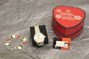 lot 158 image: 2012 KING FEATURES INC BETTY BOOP WATCH &amp BRACELET&nbsp