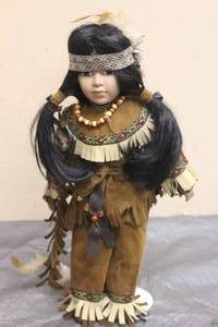 lot 181 image: VINTAGE 16 NATIVE AMERICAN INDIAN PORCELAIN DOLLS WITH STAND&nbsp