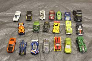 lot 4 image: LOT OF 20 HOTWHEELS CARS