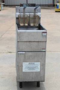 lot 9 image: FOOD SERVICE EQUIPMENT FS40 GAS FRYER WITH 2- FRYER BASKETS&nbsp