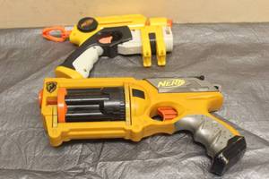 lot 40 image: TOTAL OF 2 NERF GUNS , MAVERICK REV-6 &amp 2004 HASBRO 5529050