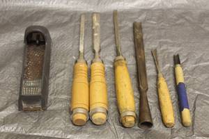 lot 47 image: TOTAL OF 6 VINTAGE ASSORTED SIZE WOOD HANDLE CHISELS&nbsp