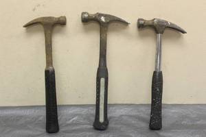 lot 65 image: TOTAL OF 3 RUBBER HANDLE HAMMERS&nbsp
